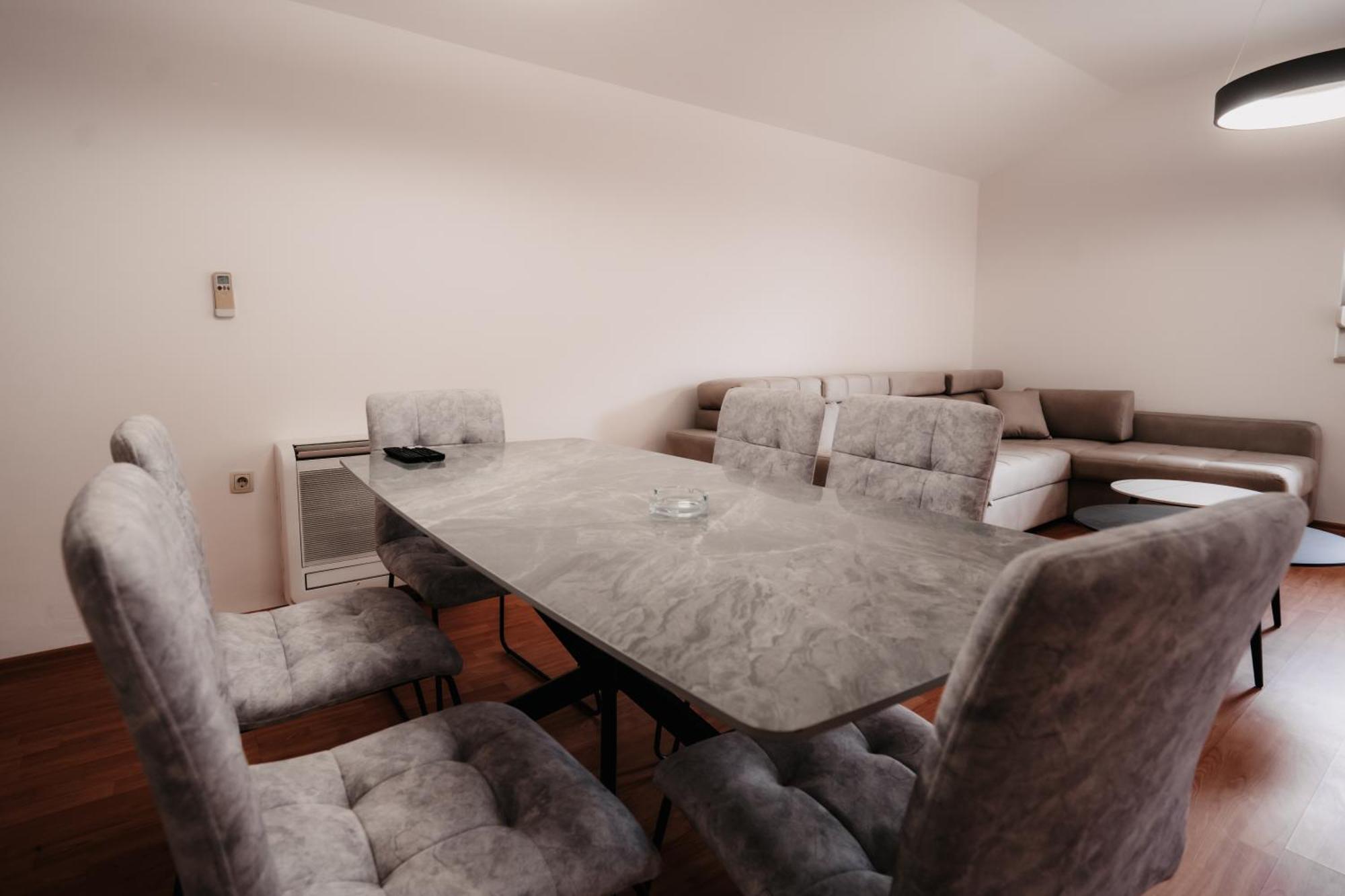 מוסטר Riverside Apartments מראה חיצוני תמונה